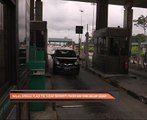 Walau operasi plaza tol sudah berhenti, masih ada yang belum sedar