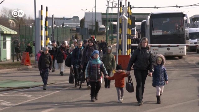 Украинцы бегут от войны: друзья и родственники встречают их у польской границы (27.02.2022)