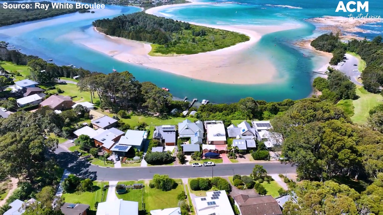 Prestigious waterfront home with a private jetty in Mossy Point, NSW