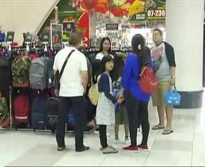 Ibu bapa sibuk beli kelengkapan sekolah anak