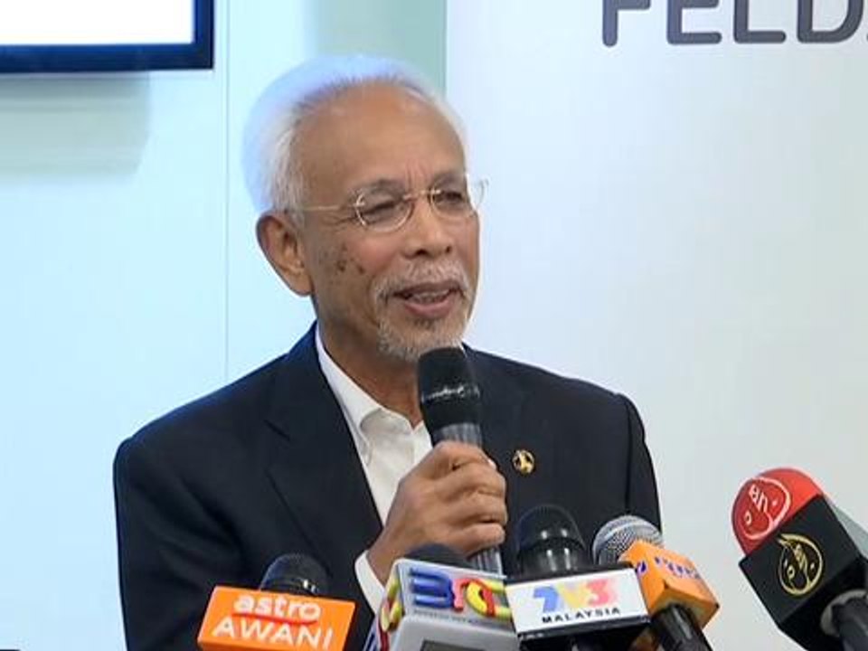 'Saya terpegun begitu mudah untuk pindah milik tanah dalam institusi seperti Felda' - Shahrir