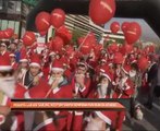 Peserta larian sarung kostum Santa sempena Fun Run di Athens