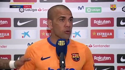 Buen rollo: Memphis interrumpe la entrevista de Dani Alves en Barça TV