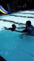 Senangnya diajarin berenang sama Ayah, bermain sambil belajar