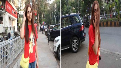 Rahul vaidya के बिना Disha Parmar शॉपिंग करते हुईं स्पॉट, गाड़ी से टकराते-टकराते बचीं | FilmiBeat