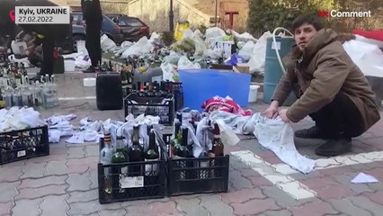شاهد: أوكرانيون يصنعون يدويا قنابل المولوتوف المضادة للدبابات