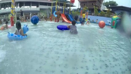 Bermain air di Aqualand waterpark