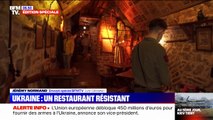 Guerre en Ukraine: des habitants se retrouvent dans un restaurant résistant à Lviv