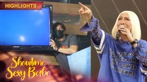 Vice gets shocked by the man fixing the TV inside the studio | It's Showtime Sexy Babe