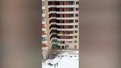 Yaşlı Ukraynalı adamdan eli silahlı Rus askerine yumruk!