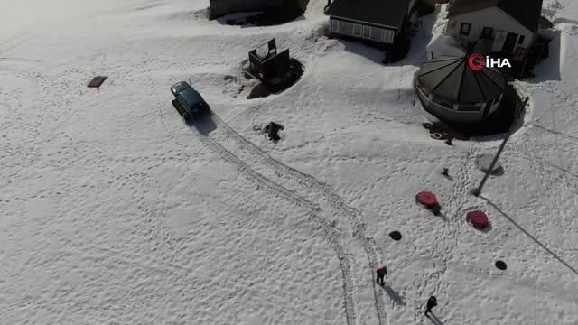 Gören telefona sarılıyor! 1977 model Toros'a palet taktı, karla kaplı yaylalarda geziyor