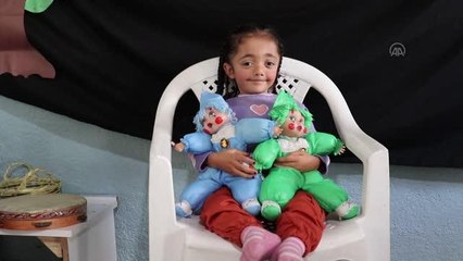 Cam kemik hastası İlknur'un yüzü gönüllü öğretmenin masallarıyla gülüyor