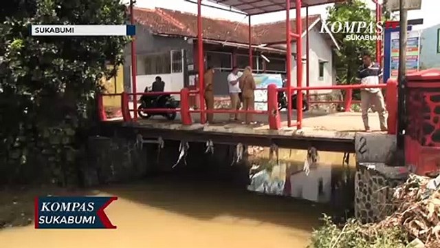 Antisipasi Banjir, Petugas Normalisasi Sungai Cisuda