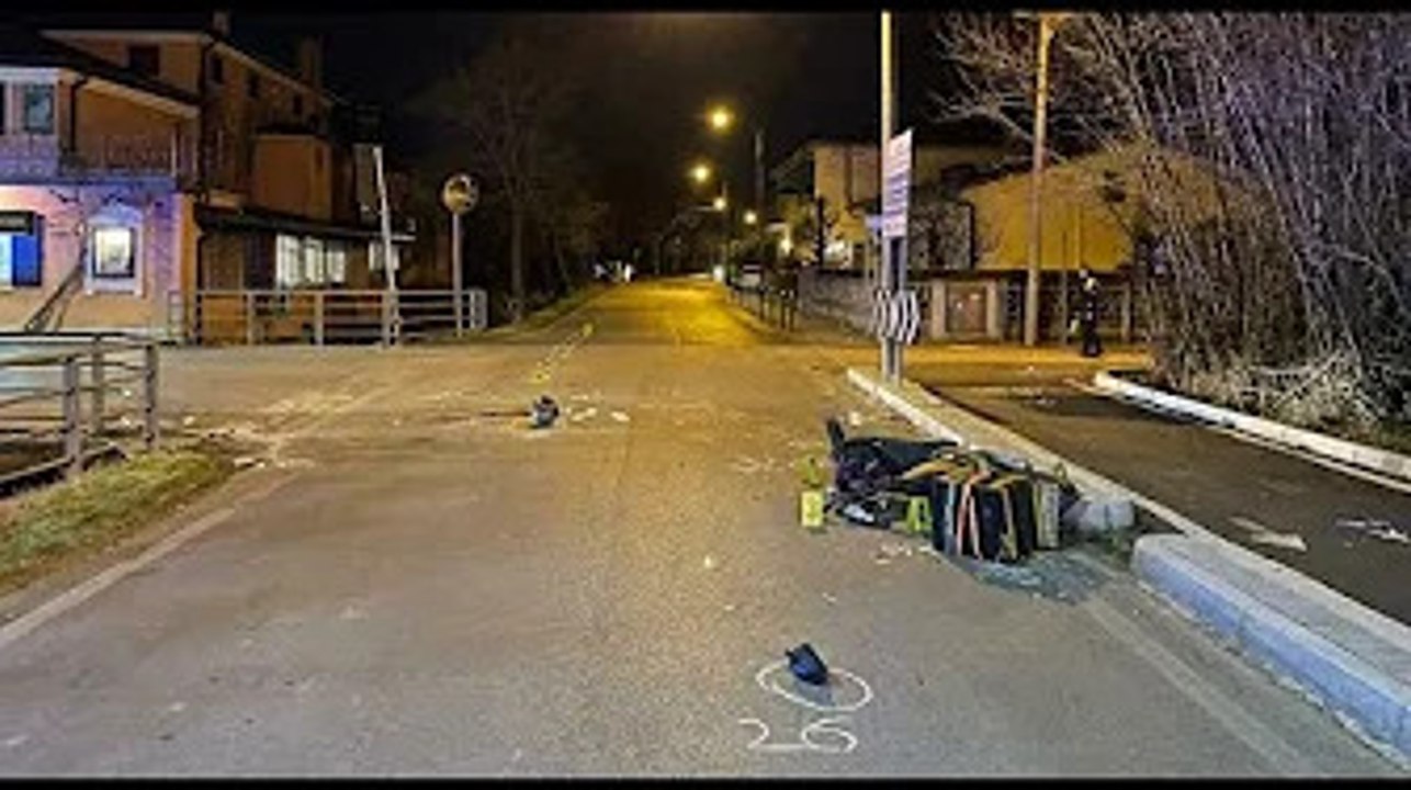 Schianto fra uno scooter e un'auto: grave un ragazzo di 21 anni, operato nella notte