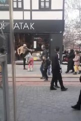 Herkesin gözü önünde genç kızı böyle tekmeledi