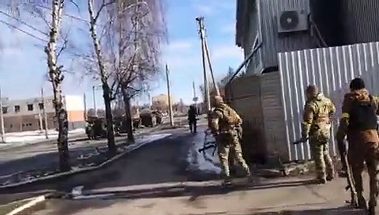 Forças ucranianas e civis armados lutam para defender Kharkiv