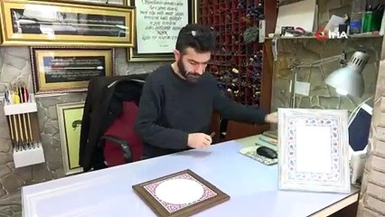 Dünya'daki kullanılmayan 20 ayrı alfabeyle yazı yazıp turistlere satıyor