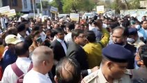 राजस्व अधिकारी के खिलाफ अधिवक्ता संघ ने किया विरोध प्रदर्शन