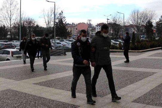 Bolu'da uyuşturucuyla yakalanan 3 kişi adliyeye sevk edildi