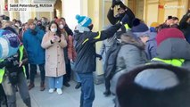 Russos protestam contra invasão do país à Ucrânia