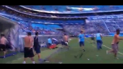 Sahaya giren taraftarlar savaş çıkardı!