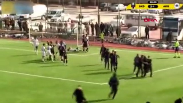 Konya Amatör Küme maçında saha komiseri hakeme saldırdı