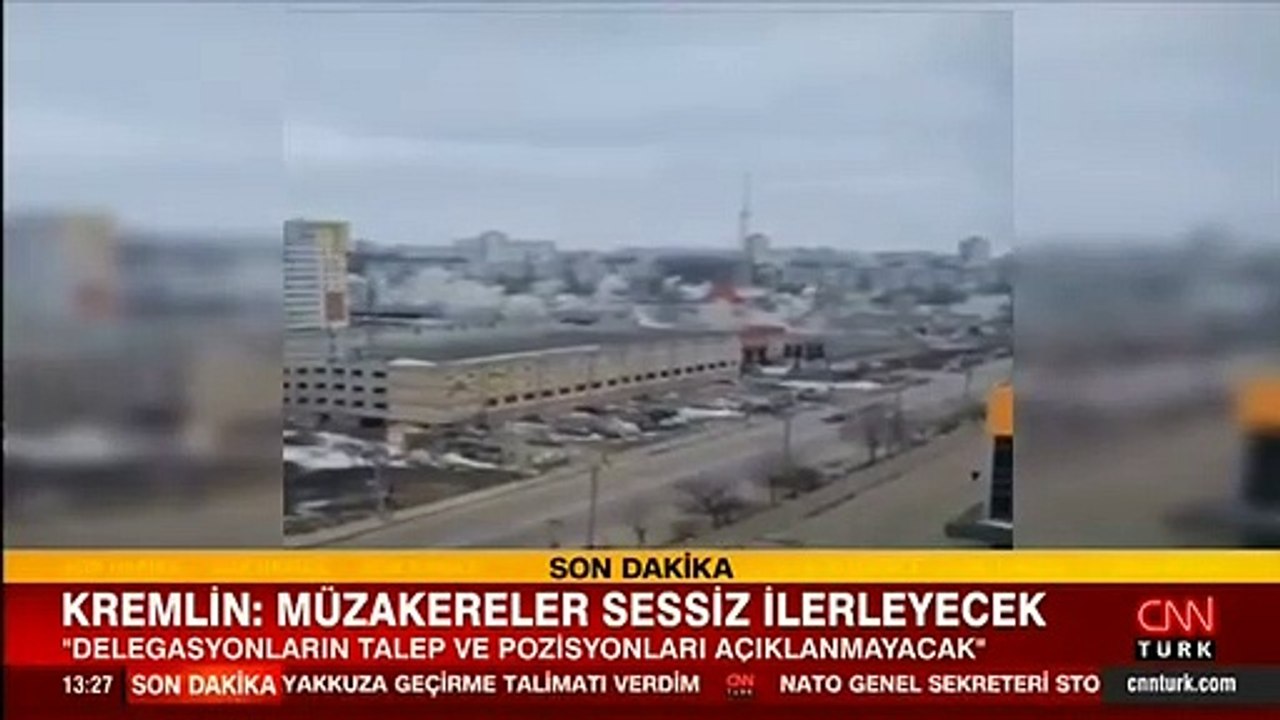 Harkiv'de sivil yapıların olduğu alana saldırı anı