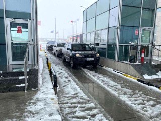 Ukrayna'dan 4 günde Türkiye'ye ulaşan vatandaşlardan çarpıcı sözler: "Biz evden çıktık, tanklarla peşimizden girip arkadaşlarımızın araçlarını...