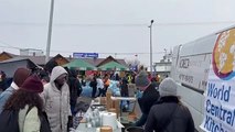 Un puesto de la ong World Central Kitchen dando comida a refugiados ucranios en la frontera con Polonia