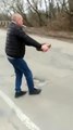 Un civil ukrainien a retire à mains nues une mine russe placée sur un pont !