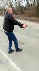 Un civil ukrainien a retire à mains nues une mine russe placée sur un pont !