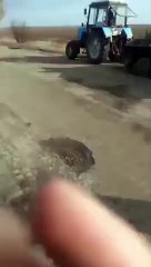 Ukraine : Des fermiers volent un char russe en panne à l'aide d'un tracteur !