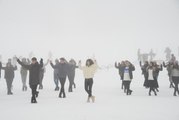 Üniversite öğrencileri karla kaplı Murat Dağı'nda 