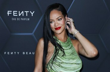 Video herunterladen: Rihanna modela os manequins de sua loja para que representem corpos reais