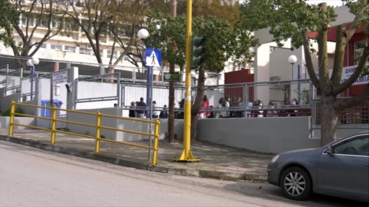 Πτώση των κρουσμάτων σε μαθητές και εκπαιδευτικ...