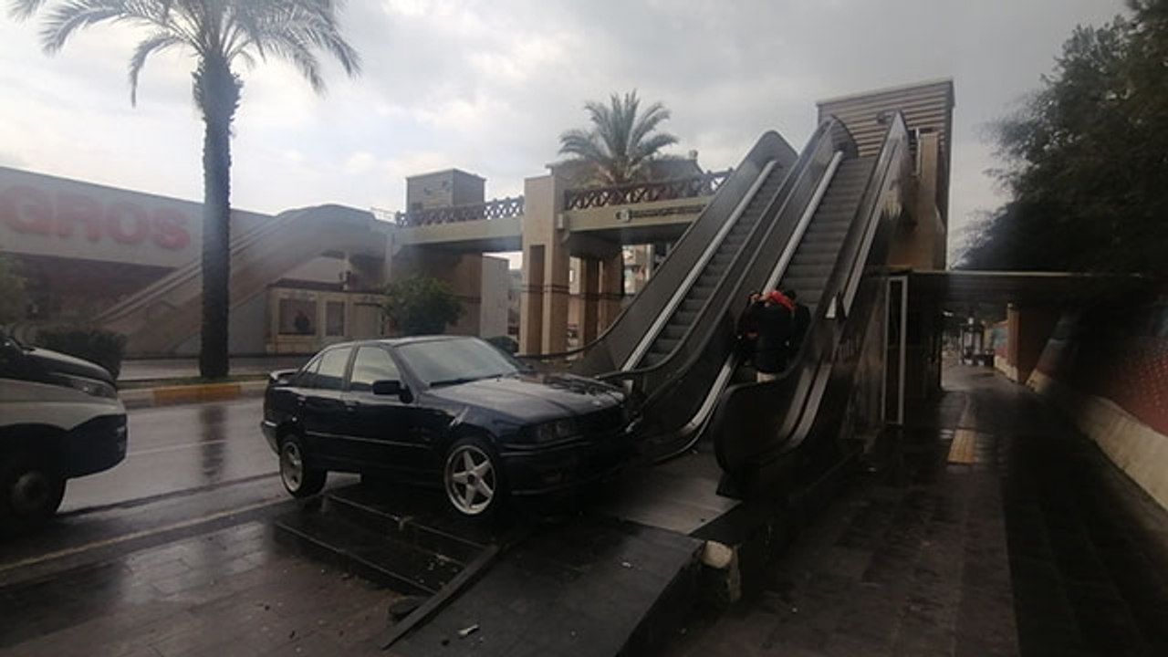 Direksiyon hakimiyetini kaybetti, yürüyen merdivene çarparak durabildi