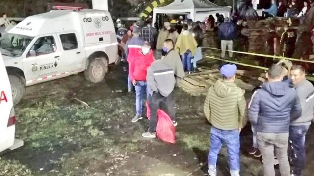 Continúan labores de rescate de 2 trabajadores atrapados en mina de Boyacá