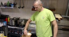 Türk aşçı, sığınakta Ukraynalı askerler için yemek yapıyor