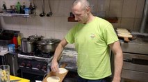 Türk aşçı, sığınakta Ukraynalı askerler için yemek yapıyor