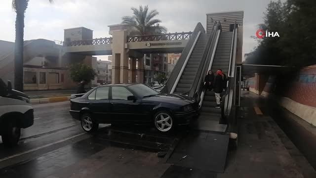 Kayganlaşan yolda direksiyon hakimiyeti kaybetti, yürüyen merdivene çarparak duraildi