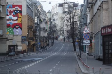 Video herunterladen: Leere Straßen und Zerstörung in der Ukraine