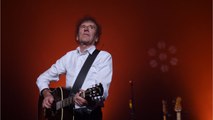 VOICI - Alain Souchon révèle avec qui sa mère Madeleine, atteinte de la maladie d'Alzheimer, le confondait