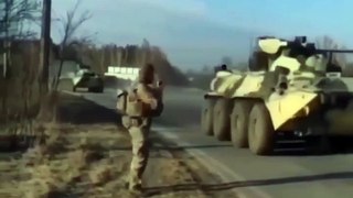 Penampakan Iringan Tank dan Pasukan Militer Rusia Menuju Kiev.Sebuah video menangkap iring-iringan tank dan pasukan militer Rusian