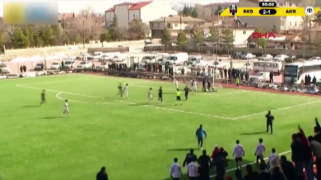 Saha komiseri akrabasına kırmızı kart verdiği için hakeme saldırdı
