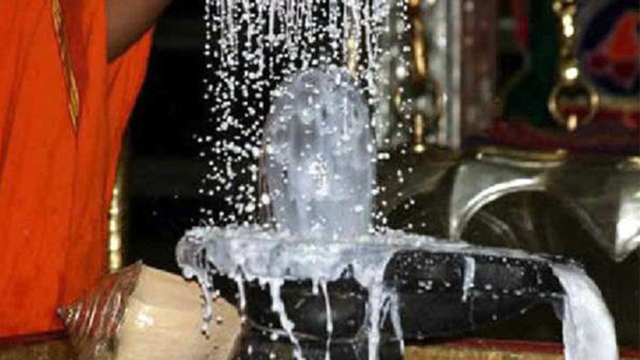 Mahashivratri 2022: महाशिवरात्रि में शिवलिंग पर जल चढ़ाने का सही तरीका | Boldsky