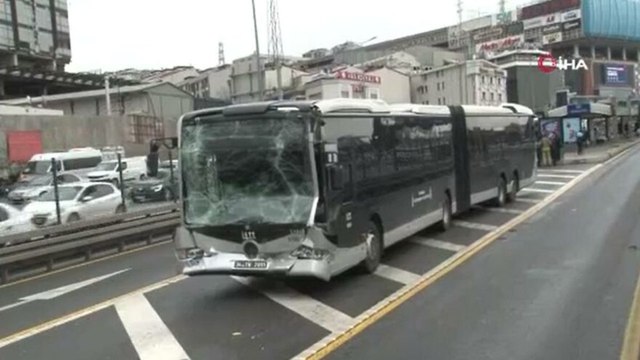 Freni tutmayan metrobüs önündeki araca çarptı