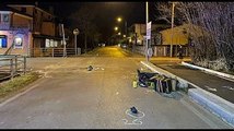 Schianto fra uno scooter speedypizza e un'auto: grave un ragazzo di 21 anni, operato nella notte