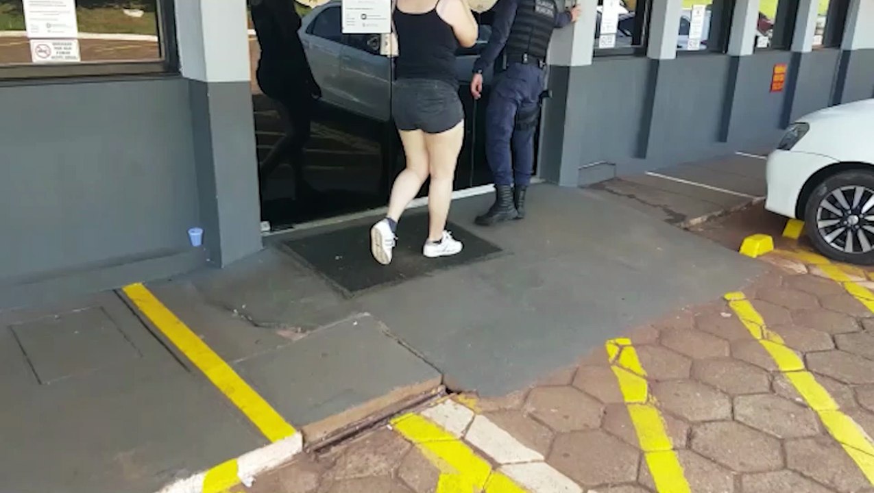 Em plena manhã de segunda, jovem é flagrada fazendo manobras perigosas e é detida por embriaguez