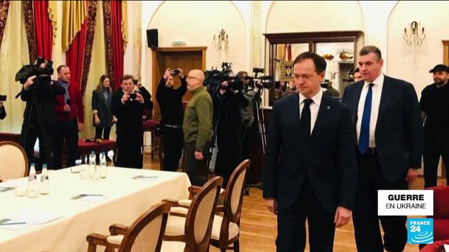 Guerre en Ukraine : au 5e jour de l'invasion russe, début des pourparlers entre Kiev et Moscou