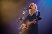 Phoebe Bridgers se confie sur sa première conversation avec Taylor Swift : 